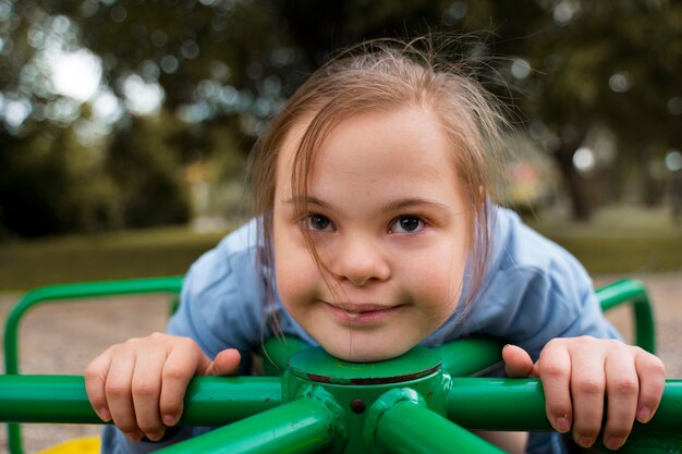Вид спереди девушка с синдромом дауна в парке