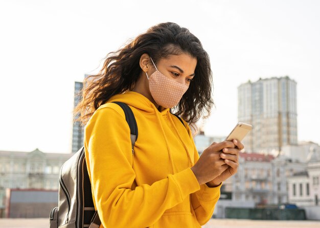 通りにフェイスマスクを持つ女の子の正面図