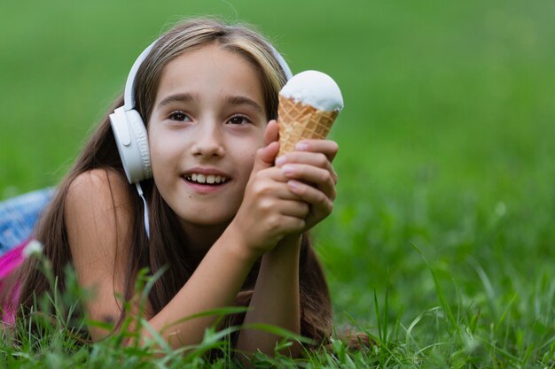 バニラアイスクリームを持つ少女の正面図