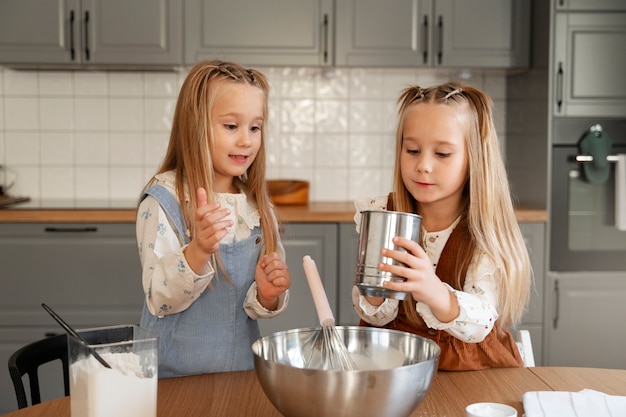 一緒に料理をする女の子の正面図