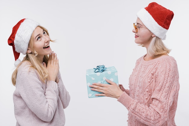 Free photo front view girls exchanging gifts