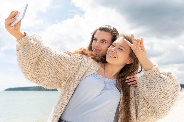 Vista frontale di ragazze che trascorrono del tempo insieme