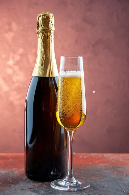 軽い飲み物のアルコールの写真の色のシャンパンの新年のボトルとシャンパンの正面ガラス