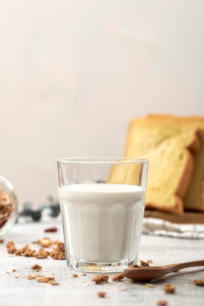 Вид спереди стакан молока на столе