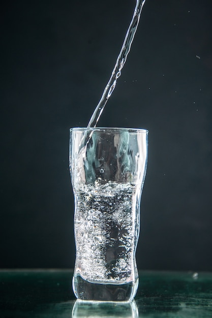Вид спереди стакан содовой на темном напитке фото цвет шампанского рождественская вода