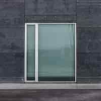 Foto gratuita vista frontale della finestra di vetro in un edificio cittadino