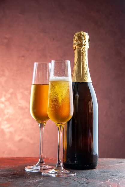 光のお祝いパーティー ドリンク アルコール 写真の色新年にボトルとシャンパンの正面グラス