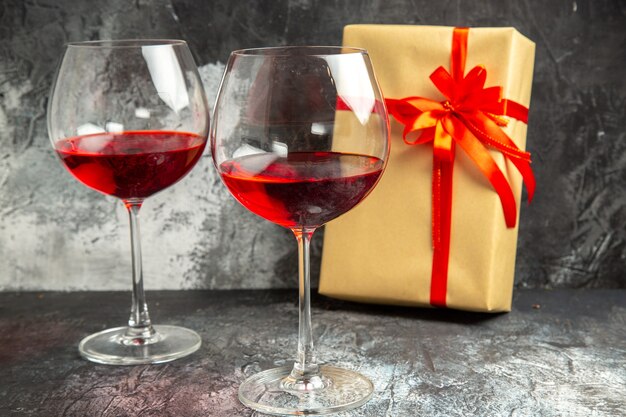 Бокалы переднего вида подарка вина на темноте