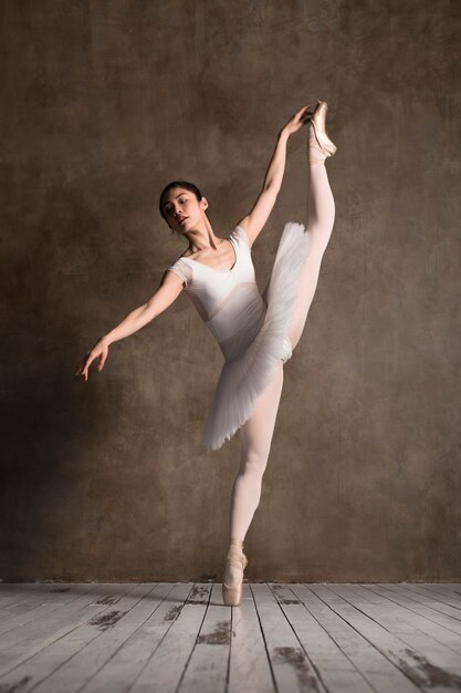 Вид спереди танца изящной балерины