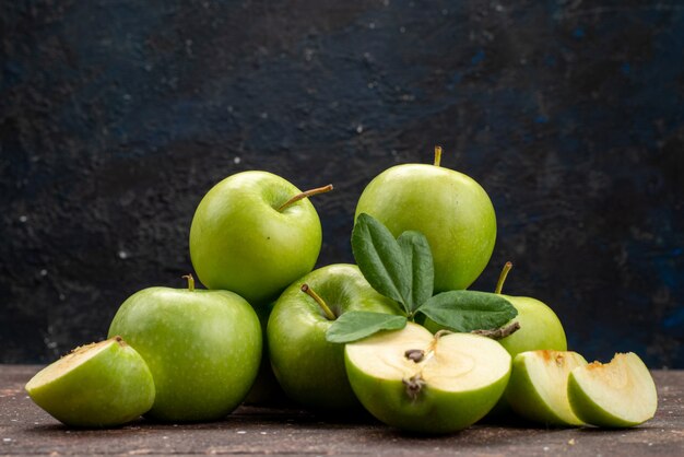 Вид спереди зеленое яблоко свежее и сочное на темном фоне цвет фруктов витамин здоровый