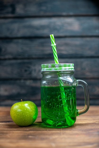 나무 책상 음료 사진 칵테일 바 과일 색상에 신선한 녹색 사과와 내부 전면보기 녹색 사과 주스 수 있습니다.