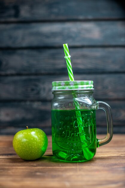 Front view green apple juice inside can with fresh green apples on wooden desk drink photo cocktail bar fruits color