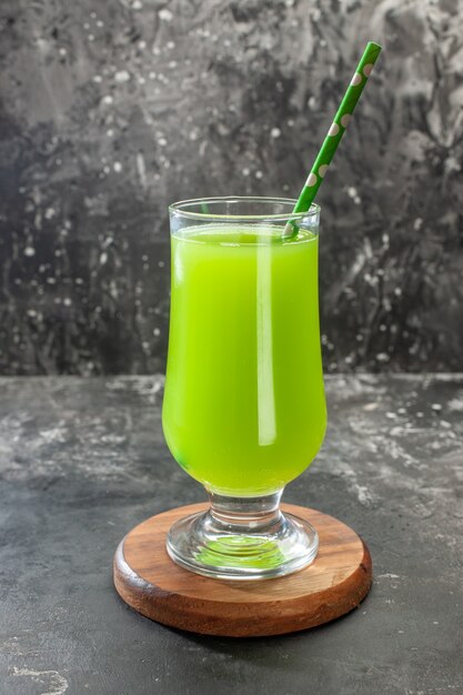 Вид спереди сок зеленого яблока внутри стакана с трубочкой на светлом фото напиток коктейль-бар фрукты