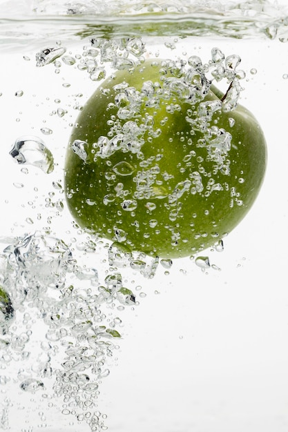 Free photo front view of green apple in water