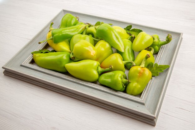 白唐辛子色熟した食事植物写真野菜サラダのフレーム内の正面図緑のピーマン
