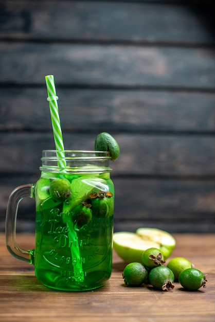 Вид спереди зеленый сок фейхоа со свежими фейхоа на темном баре фруктовый цвет фото коктейльный напиток