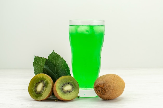 Free photo front view green kiwi juice with fresh kiwis on white surface