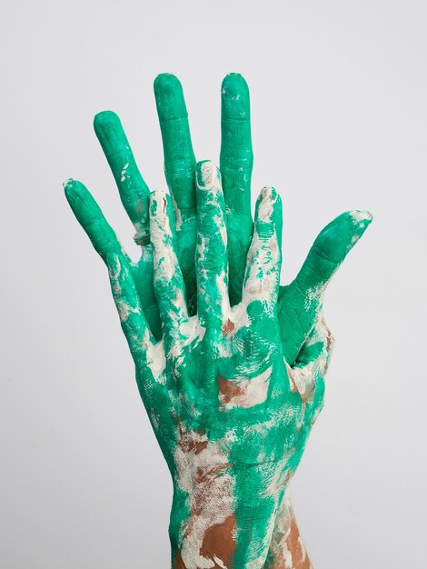 녹색 페인트 손의 전면 모습