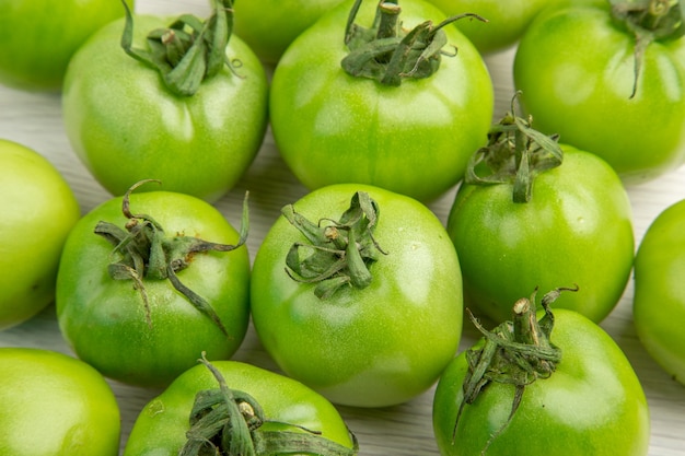 Foto gratuita vista frontale pomodori verdi sulla scrivania bianca colore insalata matura foto pasto dieta vita sana