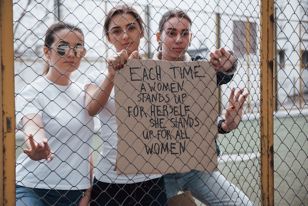 Foto gratuita vista frontale. un gruppo di donne femministe protesta per i loro diritti all'aperto