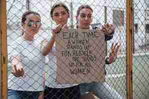 Foto gratuita vista frontale. un gruppo di donne femministe protesta per i loro diritti all'aperto