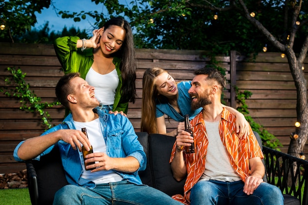 Вид спереди группы друзей с напитками