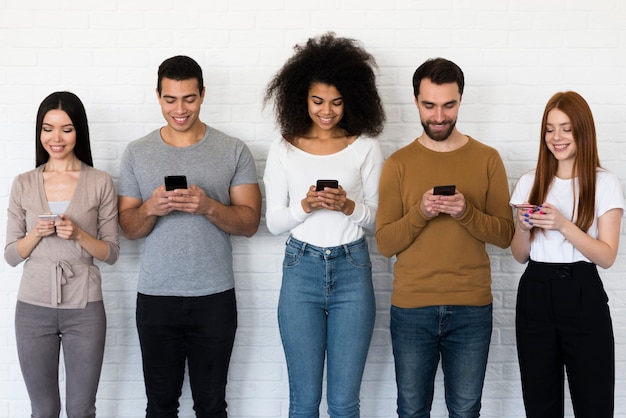 Вид спереди группа людей, текстовые сообщения на своих мобильных телефонах