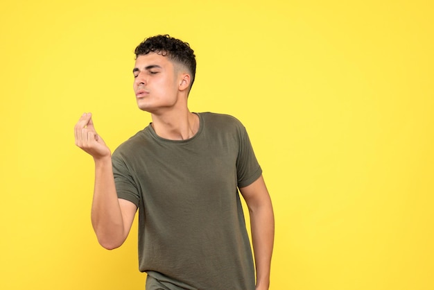 Foto gratuita la vista frontale del ragazzo con gli occhi chiusi allungò la mano in avanti