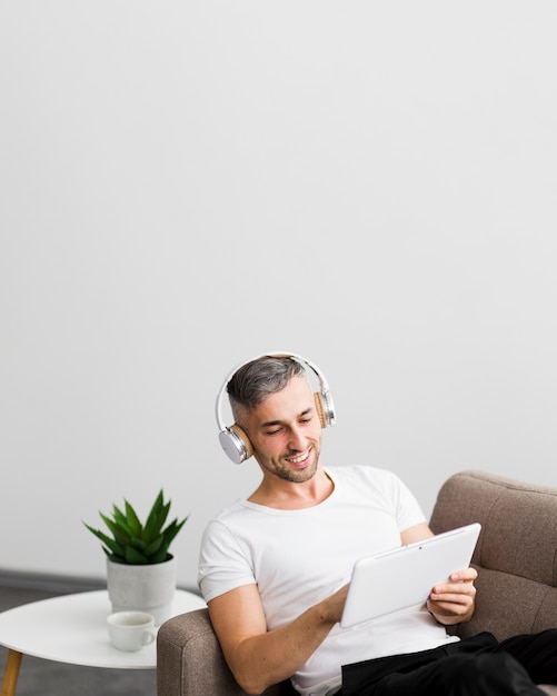 Free photo front view guy with headphones and copy space