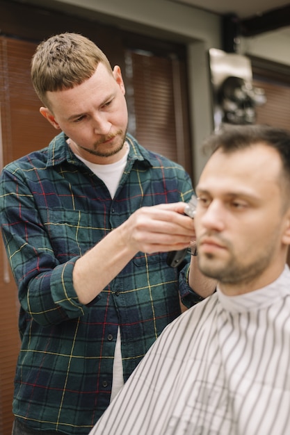 Front view of hairstilyst giving a haircut