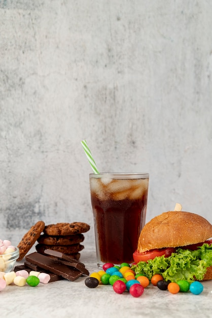 Бесплатное фото Вид спереди гамбургер с конфетами