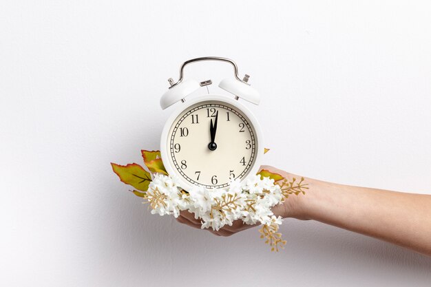 花と時計を持っている手の正面図