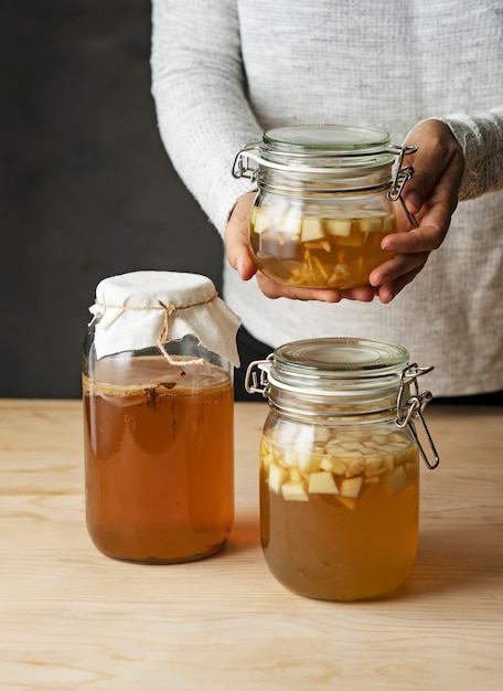 昆布茶の瓶を持っている正面図の手