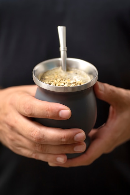 Foto gratuita mani di vista frontale che tengono yerba mate