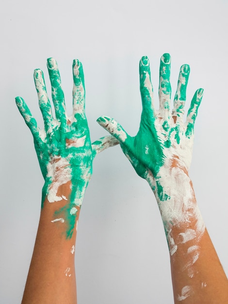 Foto gratuita vista frontale delle mani dipinte con il colore