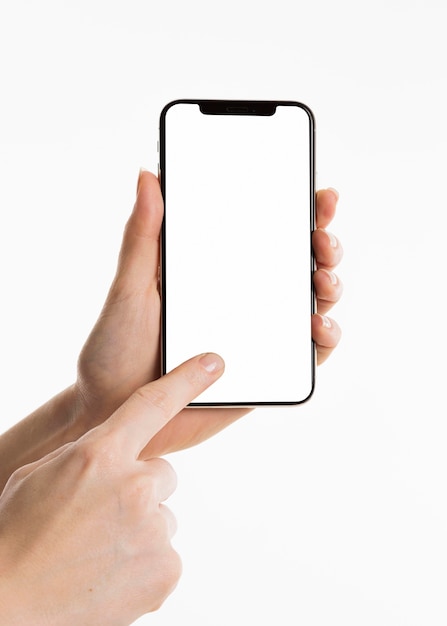 Вид спереди рук с помощью смартфона