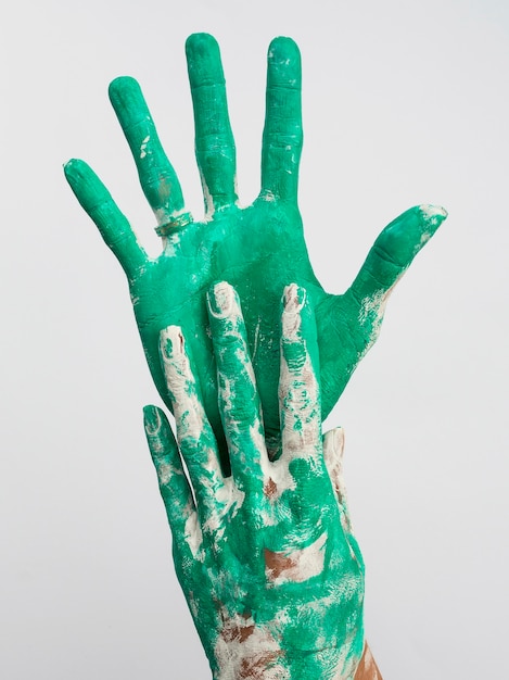 Вид спереди рук с зеленой краской