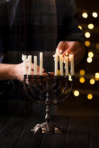 Foto gratuita vista frontale del concetto di portacandele hanukkah