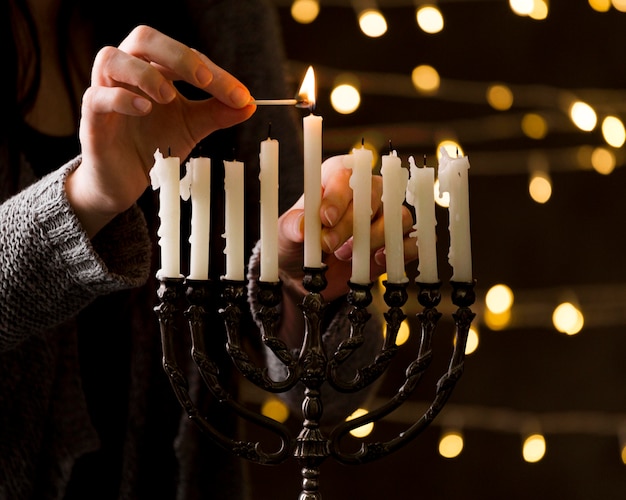 Foto gratuita vista frontale del concetto di portacandele hanukkah