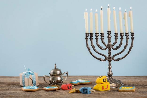 Foto gratuita vista frontale del concetto di hanukkah con copia spazio