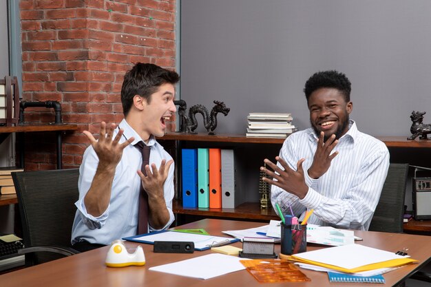 Вид спереди счастливые бизнес-менеджеры, работающие вместе