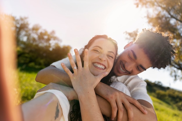 正面図幸せな婚約カップル