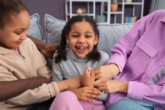 Foto gratuita famiglia felice di vista frontale a casa