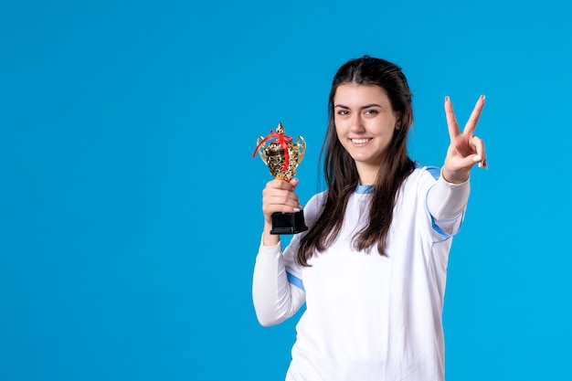 Foto gratuita giocatore femminile felice di vista frontale con la tazza