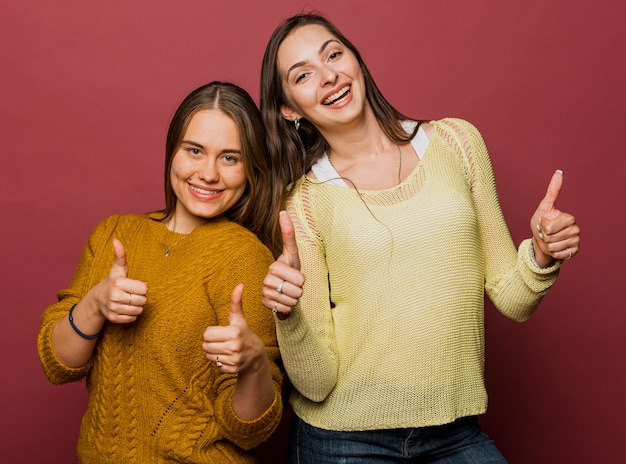 Free photo front view happy girls showing approval