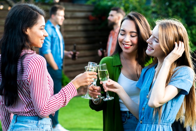 Foto gratuita ragazze felici di vista frontale che tostano le bevande