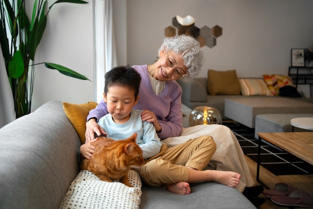 正面図の猫と幸せな日本の家族