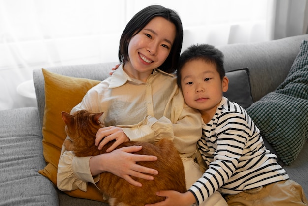 正面図の猫と幸せな日本の家族