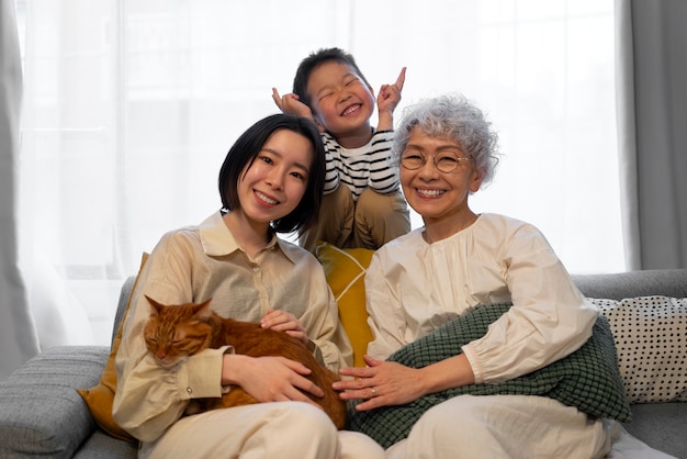 Вид спереди счастливая японская семья с кошкой