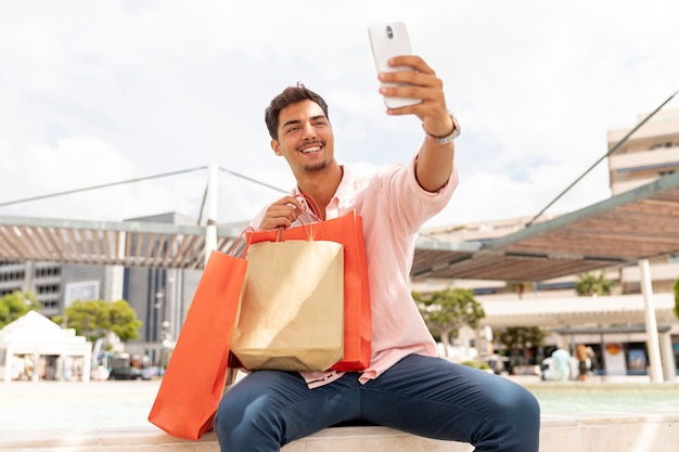 Uomo felice di vista frontale che prende selfie